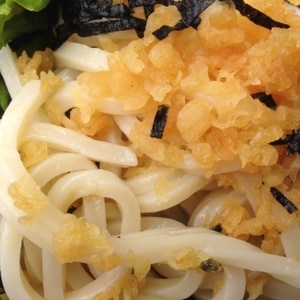 冷たく冷やして揚げ玉とわかめの”大根おろしうどん”